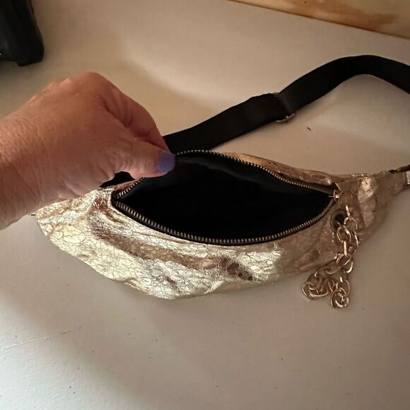 Gold Chain Accent Women's Bag - Picture 2 of 4